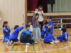 ゲームで盛り上がる子どもたち