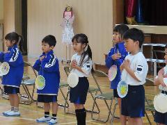 振りを付けながら歌を披露する1年生