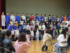 全校合唱を披露する子どもたち