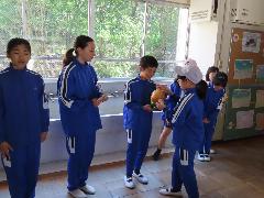 緑の羽根募金への協力を呼び掛ける子どもたち