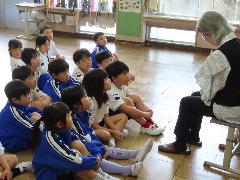 絵本に引き込まれる子どもたち