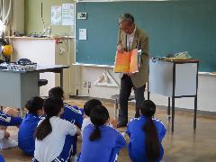 読み聞かせを真剣に聴く子どもたち