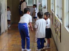低学年に掃除のやり方を優しく伝える高学年