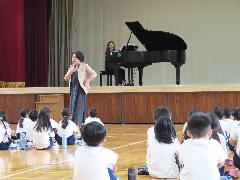 オペラを体験する子どもたち