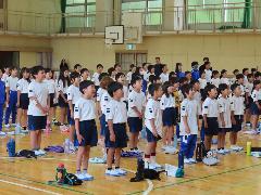 校歌への指導を受ける子どもたち