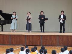 プロによるベートーベンの第九を鑑賞する子どもたち