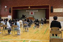 卒業証書を受け取る卒業生