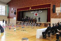 卒業の歌を歌う卒業生