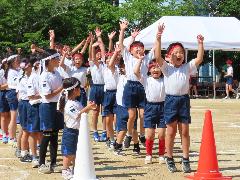 リレーに勝って喜ぶ子どもたち