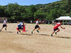 バトンパスの練習の成果を発揮する高学年の子どもたち