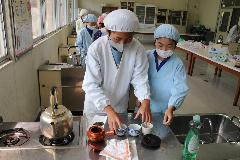 お茶を淹れるための準備をする子どもたち