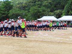 ムカデ競争に取り組む子どもたち