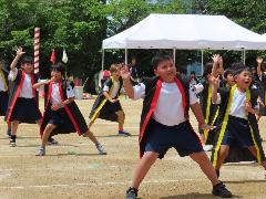 ソーラン節をダイナミックに踊る子どもたち