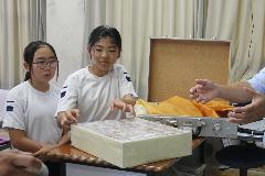 1億円の重さを体感する子どもたち