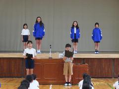 あいさつシャワー週間の取組について連絡する計画委員会の子どもたち