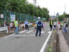 地域の方にも元気よくあいさつする子どもたち