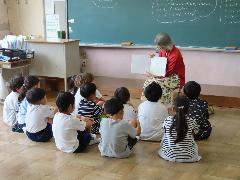 読み聞かせに夢中になる子どもたち