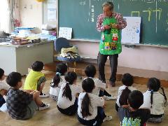 エプロンを使った読み聞かせに興味津々な子どもたち