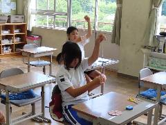 ミサンガ作りに挑戦する子どもたち