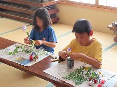華道に取り組む子どもたち