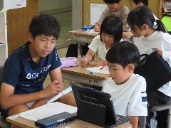 タブレットを使って学習を進める子ども