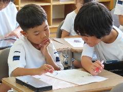 学習に一緒に取り組む高学年と低学年の子ども