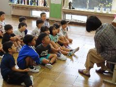 お話に夢中になる子どもたち
