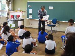 読み聞かせを真剣に聴く子どもたち