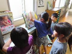 ペットボトルキャップ集めに協力する子どもたち