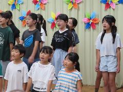 歌を披露する子どもたち