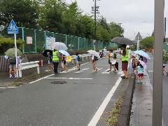 地域の方に元気よくあいさつする子どもたち