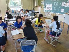 互いに意見を聞き合い、学びを深める子どもたち