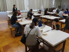 豆つかみに挑戦する保護者の皆さん
