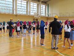 体育館に避難する子どもたち