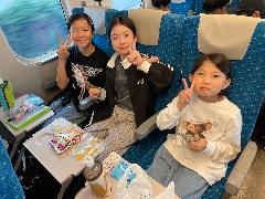 修学旅行　新幹線おやつタイム