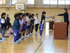 マラソン大会の表彰を受ける子どもたち