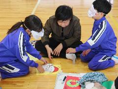 サンタの福笑いに取り組む子どもたち