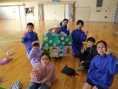 班の掲示物を完成させ記念撮影に応える子どもたち