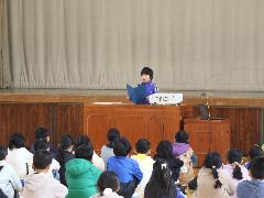 全校児童の前で振り返りを発表する子ども