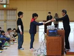 全校児童の前で表彰される子ども