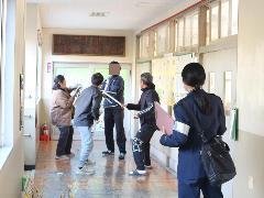 不審者役の人物にさす股を使って対応する職員