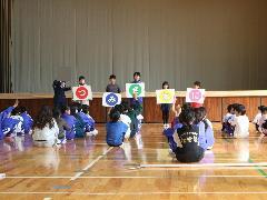 警察の方から不審者に遭遇した時の対応について学ぶ子どもたち