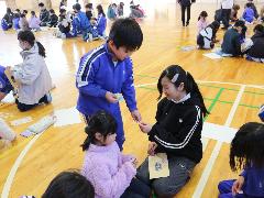 感謝のメッセージカードを贈り合う子どもたち