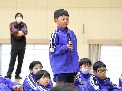 委員会の活動について質問する子ども