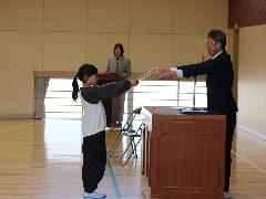 修了証を受け取る代表児童