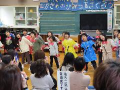 曲に合わせて踊りながら元気に歌う子どもたち
