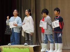 音羽米づくりのきっかけとなった出来事を劇にして発表する子どもたち