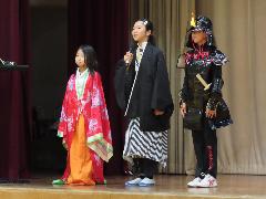 長沢地区に関する歴史を当時の衣装を身にまとって説明する子どもたち
