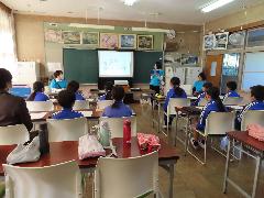 講話を聴きながら互いの違いを確認する子どもたち