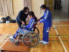 車いすの操作や車いす乗車の体験をする子どもたち